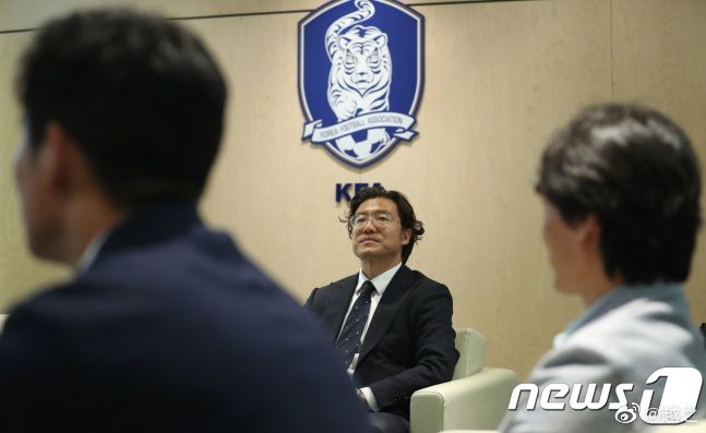 居高临下的打量着地上鼻青脸肿的靳凤。